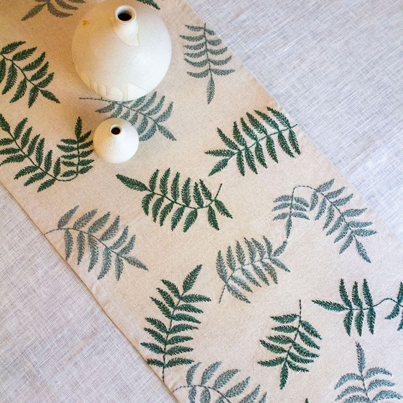 Table shop runner embroidered